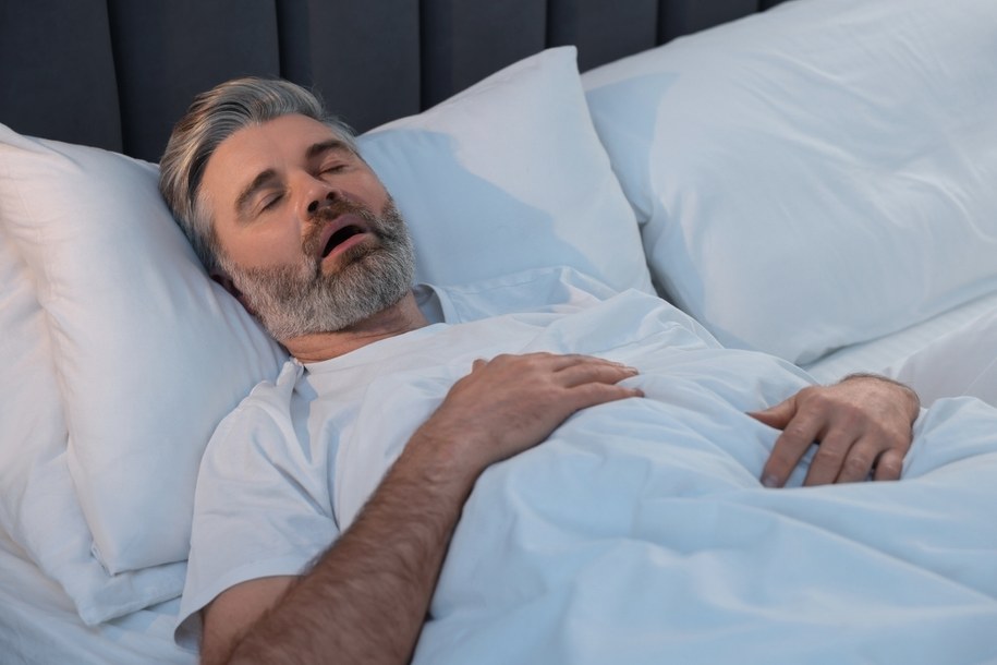 zdj. ilustracyjne / Chrapanie to nie tylko nocny hałas /Shutterstock