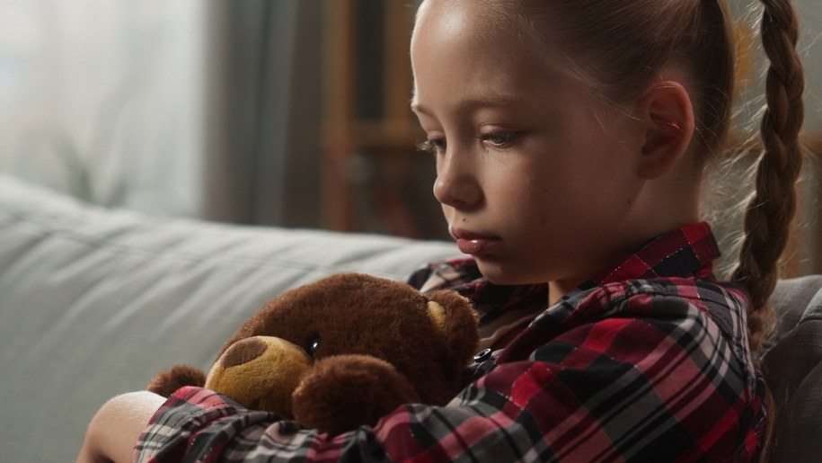 zdj. ilustracyjne / Dlaczego dzieci ukrywają ból przed rodzicami? /Shutterstock