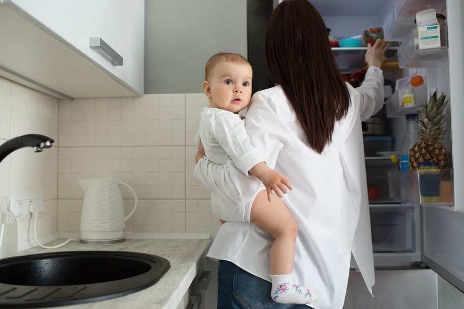 zdj. ilustracyjne/Eko jogurt ze szkłem i szkło z ołowiem. GIS ostrzega także przed partią żywności dla niemowląt /Shutterstock