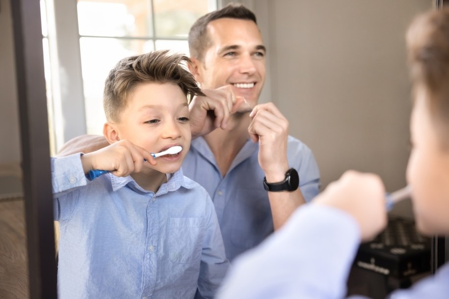 zdj. ilustracyjne / Jak prawidłowo czyścić zęby? /Shutterstock
