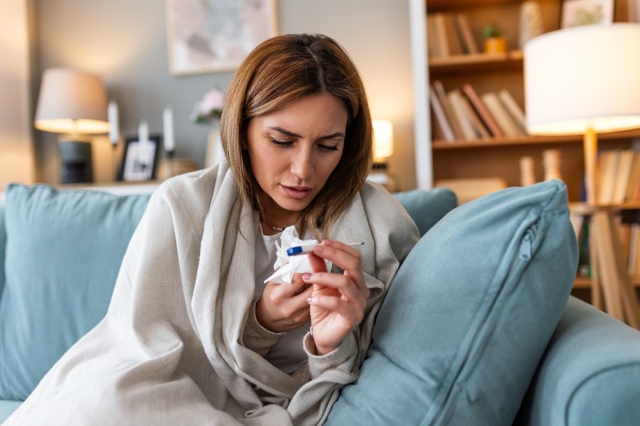 zdj. ilustracyjne / Lekarza przypominają, że w większości przypadków infekcji wystarczy leczenie objawowe i odpoczynek /Shutterstock