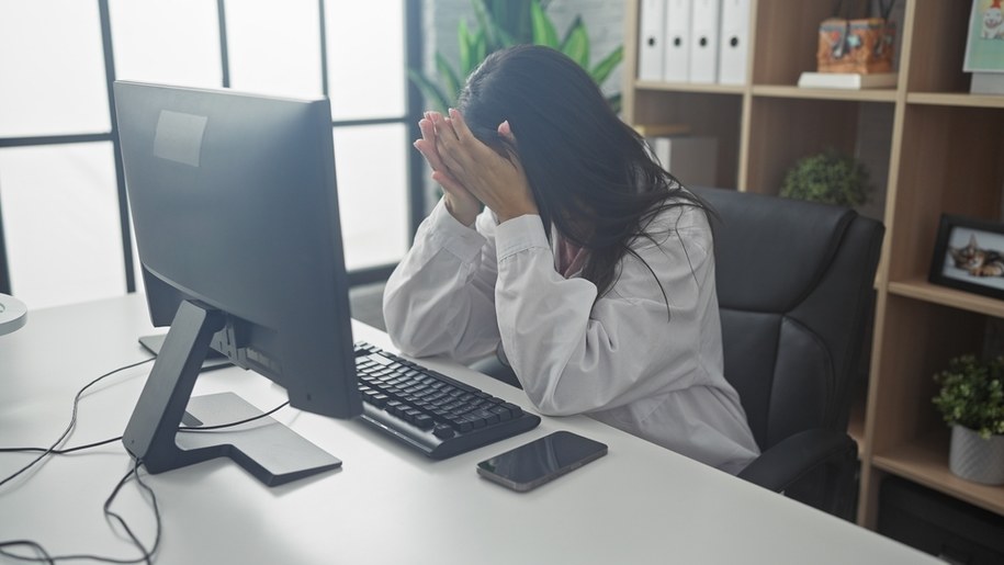 zdj. ilustracyjne/Naukowcy ostrzegają: Przepracowanie powoduje zmiany w mózgu /Shutterstock