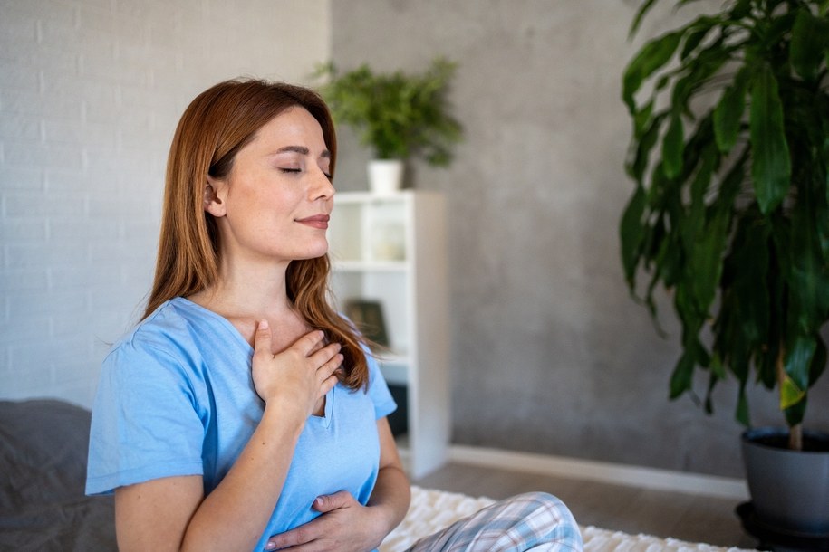 zdj. ilustracyjne / Nie potrzebujesz drogich preparatów ani skomplikowanych urządzeń, aby szybciej zasnąć i lepiej się wyspać /Shutterstock