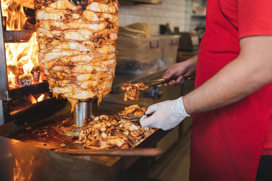 zdj. ilustracyjne / Polacy są światowymi rekordzistami pod kątem zamówień kebabów /Shutterstock