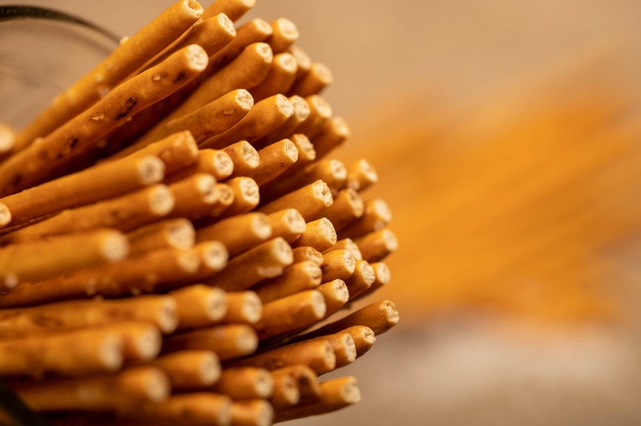 zdj. ilustracyjne/Słone paluszki w laboratorium. Toksyczna przekąska? /Shutterstock