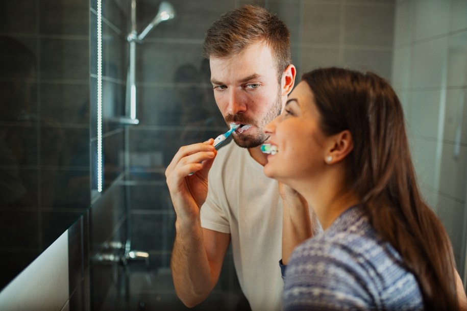 zdj. ilustracyjne/Szczoteczka nie musi być nowoczesna. Technika mycia zębów - ważniejsza od technologii /Shutterstock