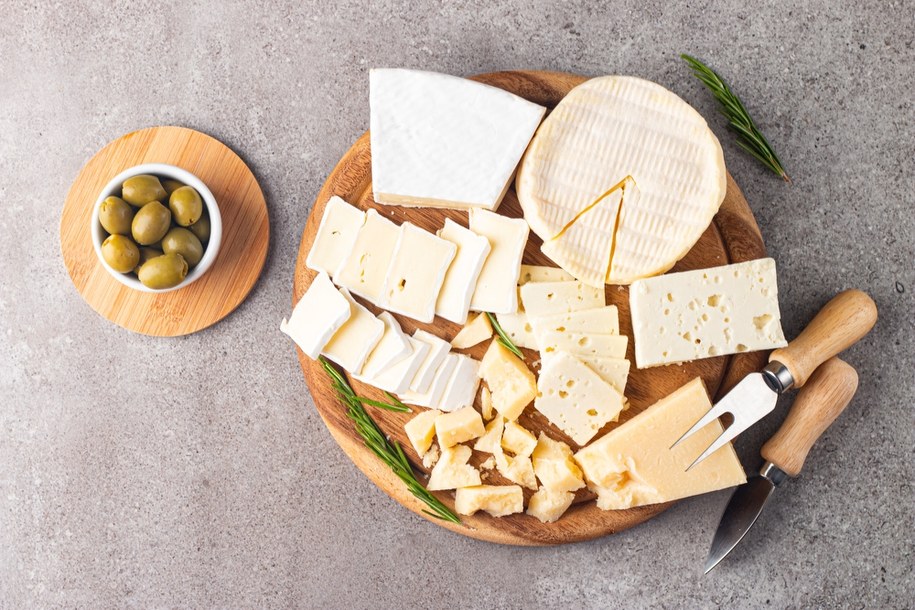 zdj. ilustracyjne/Ten ser to eliksir młodości! Sprawdź, dlaczego eksperci polecają go po 60-tce /Shutterstock