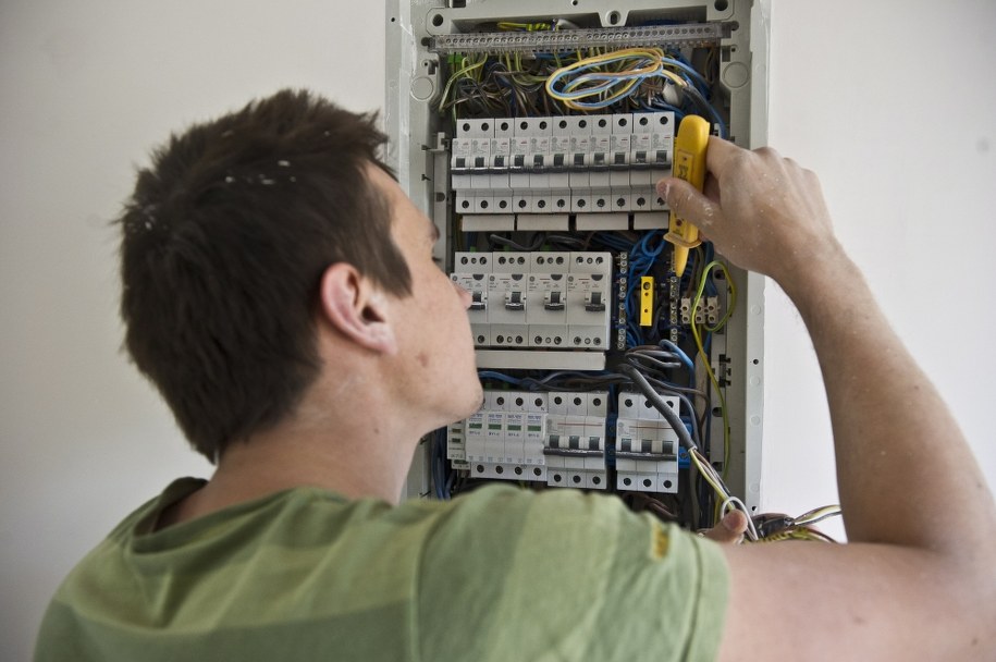 Elektryk czy hydraulik z Polski może zarobić w Paryżu 150 euro dziennie