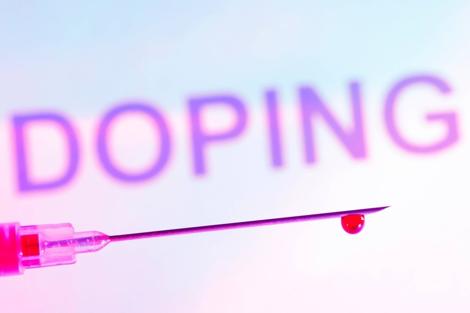 Kolarz tłumaczył się... libacją alkoholową. Utrzymano karę