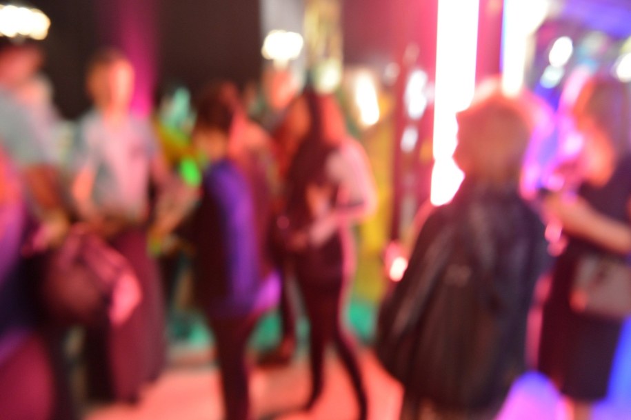 Huczna impreza w niewielkim mieszkaniu. 35 mandatów