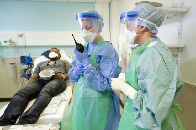 Rosja obiecuje trzy szczepionki przeciwko eboli za pół roku