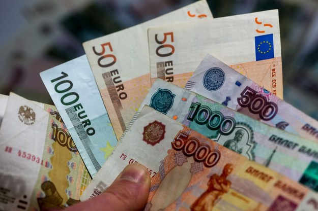 Spadek kursu rubla i cen akcji na giełdzie w Moskwie
