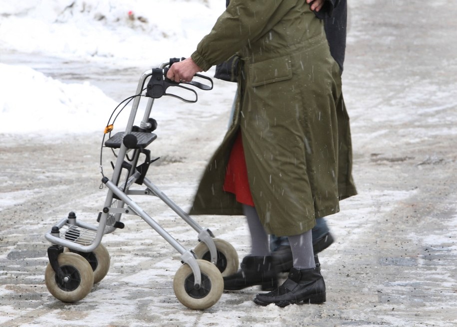 Mundurowy inwalida boi się pistoletu, ale nie jako ochroniarz