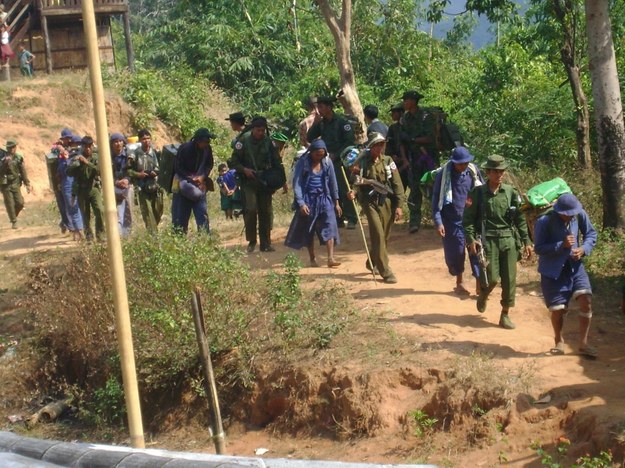 Walki w Birmie, około tysiąca mieszkańców uwięzionych we wsiach