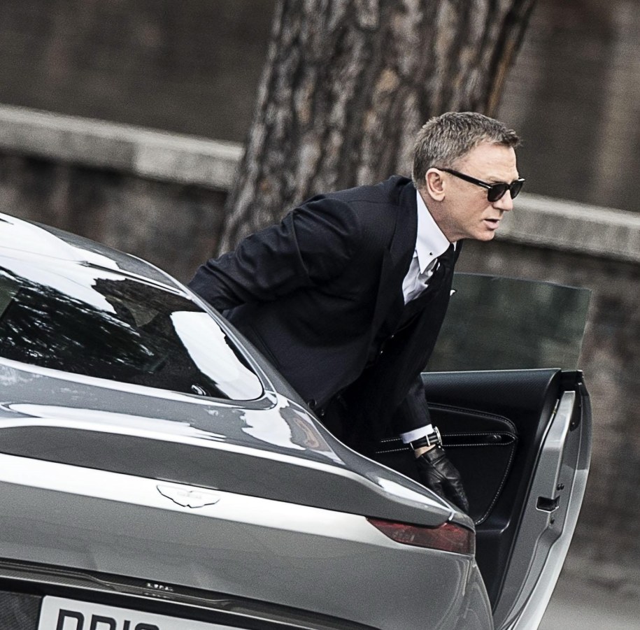 James Bond podarował meble rzymskiej szkole