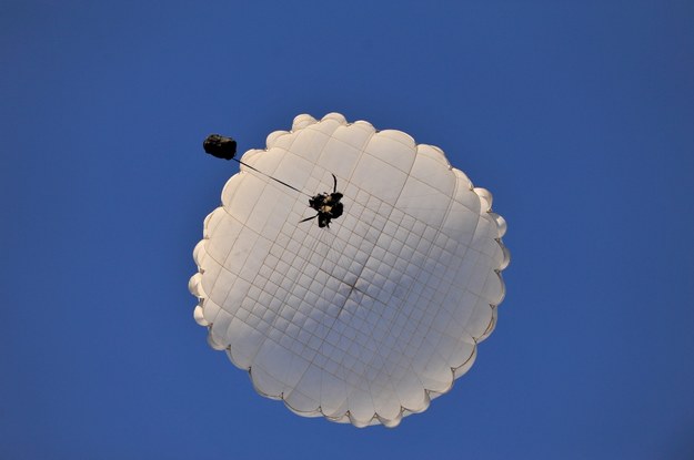 Małopolska: Żołnierz ranny podczas skoku spadochronowego