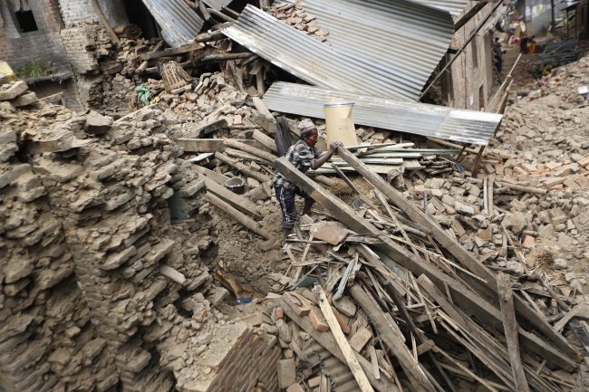 Nepal: 8 dni po trzęsieniu ziemi ratownicy odnaleźli żywe osoby. Wśród uratowanych - 105-latek