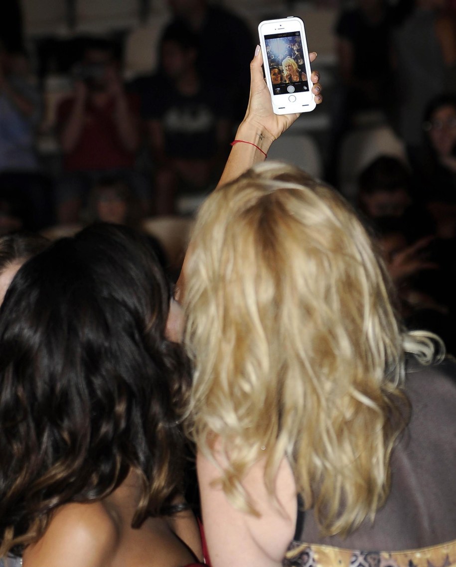 Postrzeliła się w głowę podczas robienia selfie