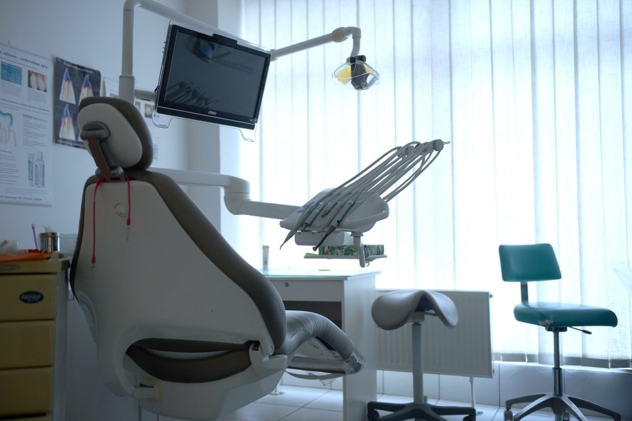 Tak bała się dentysty, że przymocowała zęby... supermocnym klejem