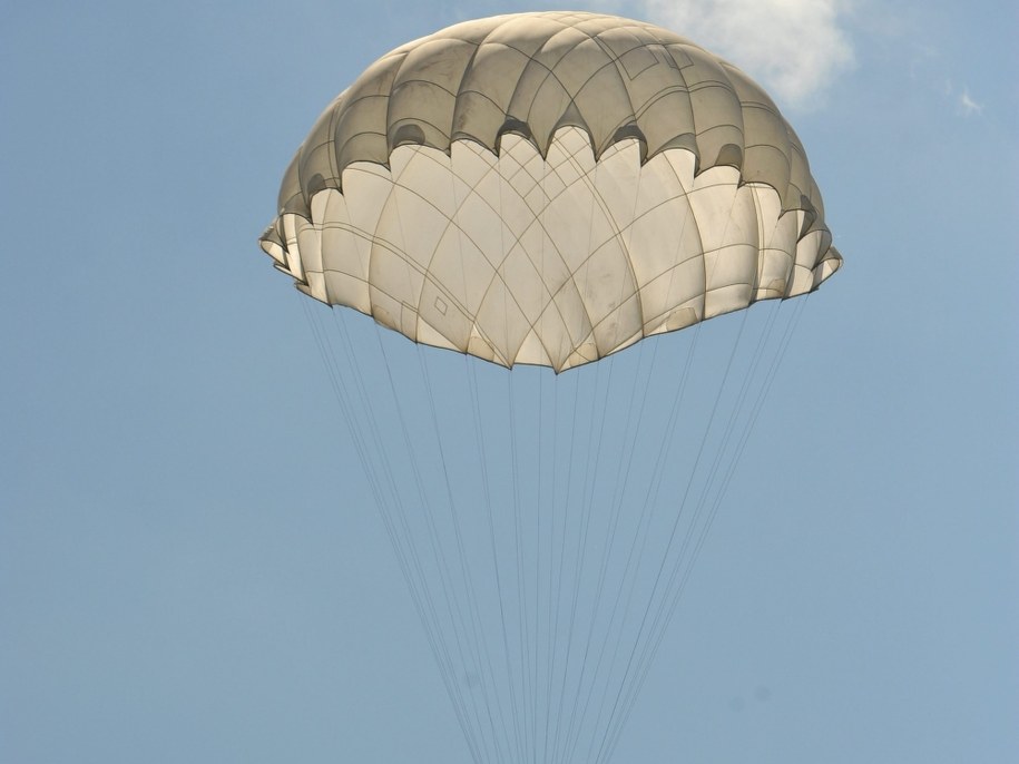 Bielsko-Biała: Wypadek 18-letniego spadochroniarza