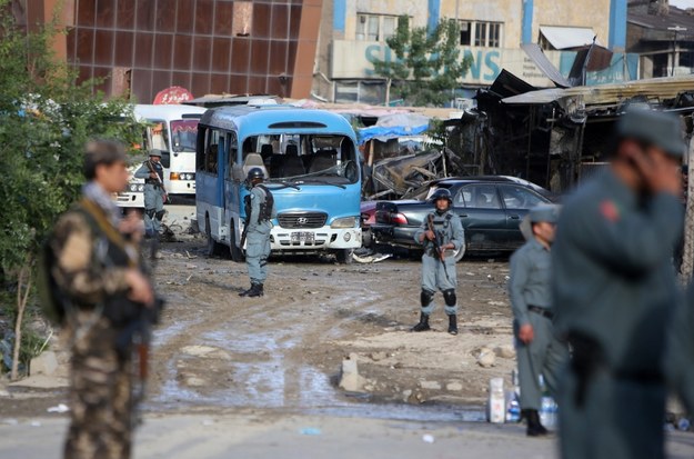 Podłożona przy drodze bomba zabiła kilkunastu cywilów