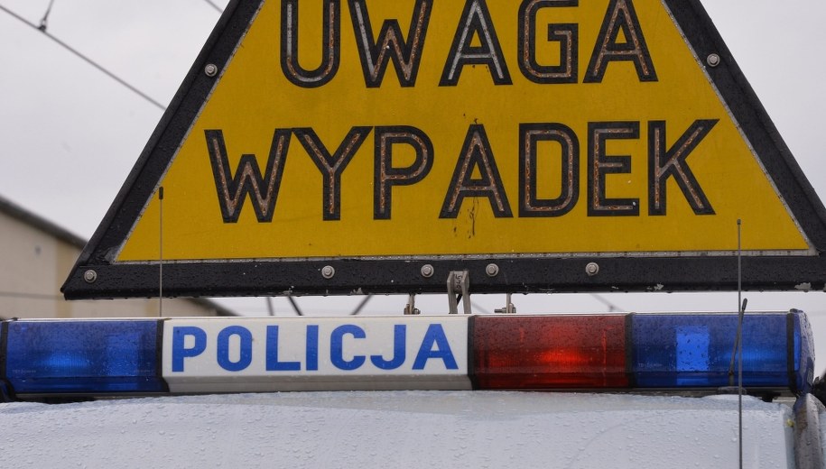 Auto wjechało w przystanek autobusowy. Są ranni