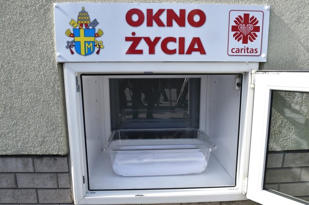 Wrocław: Noworodek zostawiony w oknie życia. Miał nieodciętą pępowinę