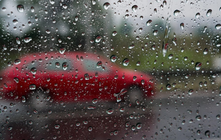 Powalone drzewa, zerwane dachy, odwołane loty. Nad Polską przeszły gwałtowne burze