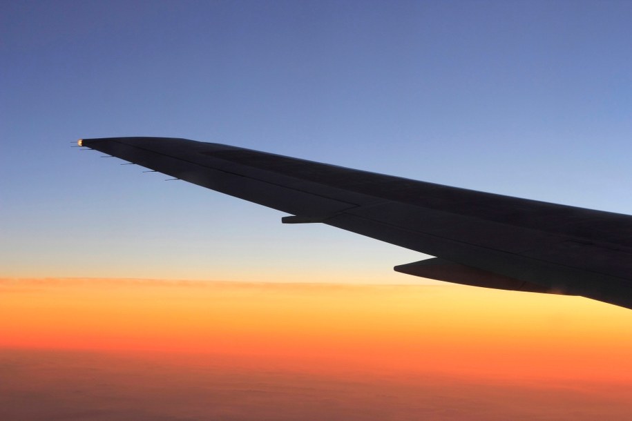 Chciał otworzyć drzwi podczas lotu. Stewardesa rozbiła mu na głowie butelkę wina