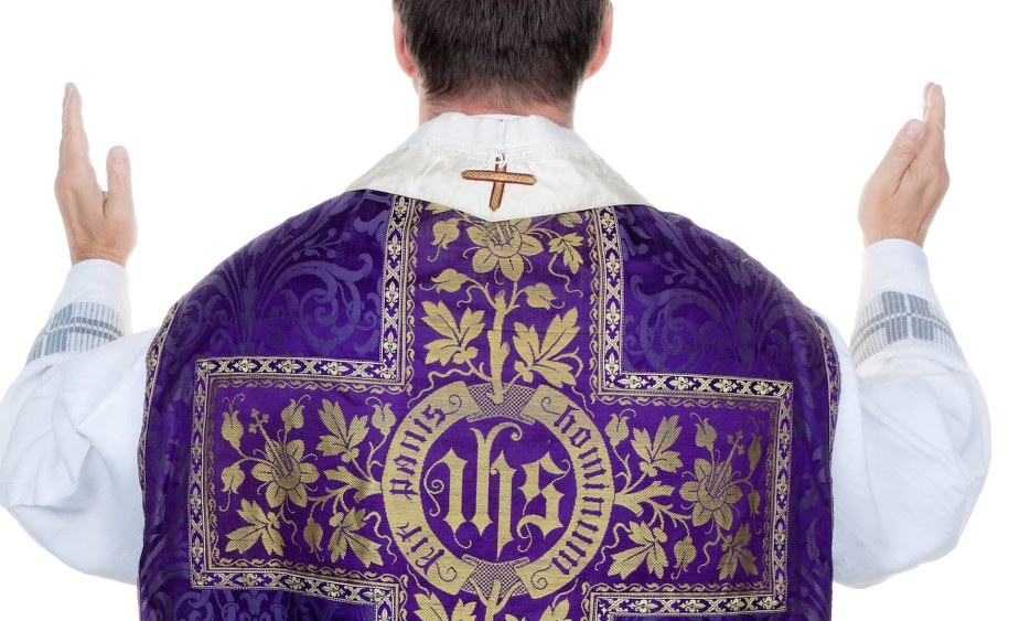 "Rzeczpospolita": Więcej wydajemy na księży