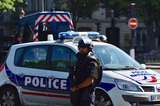 Pod Paryżem auto wjechało w żołnierzy. Domniemany sprawca zatrzymany