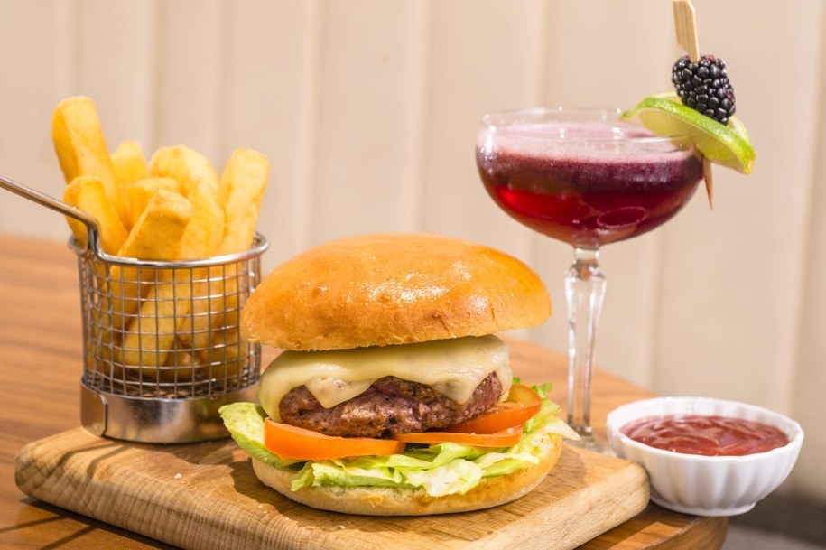 „Rzeczpospolita”: Zostawiamy miliardy złotych w barach i fast foodach