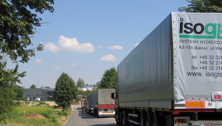 Związek transportowców ostrzega: Zagrożonych 100 tys. miejsc pracy zawodowych kierowców