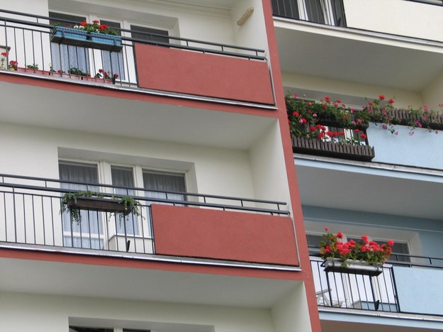 Zostawiła w domu dzieci, one nieubrane wyszły na balkon. Sprawą zajmie się sąd