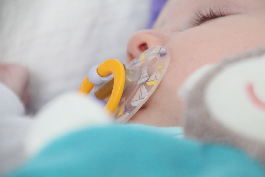Zostawili 3-miesięczne bliźniaczki w aucie. Jedna miała smoczek przyklejony taśmą do buzi