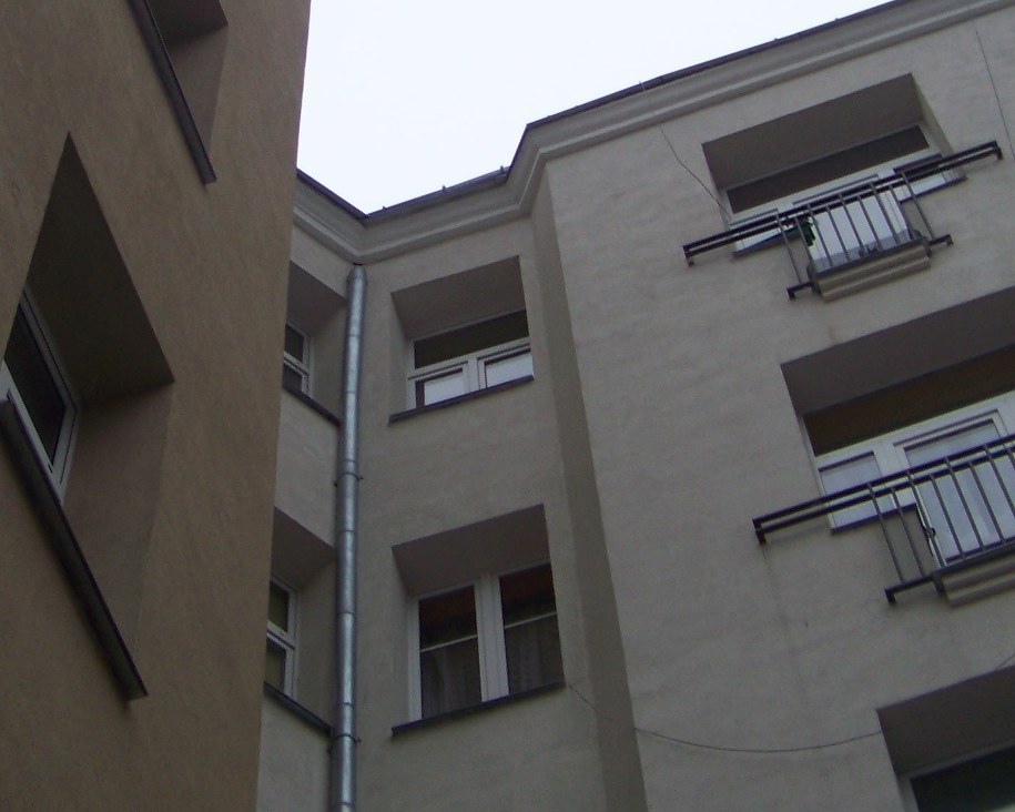 Kołobrzeg: 15-miesięczne dziecko wypadło z okna