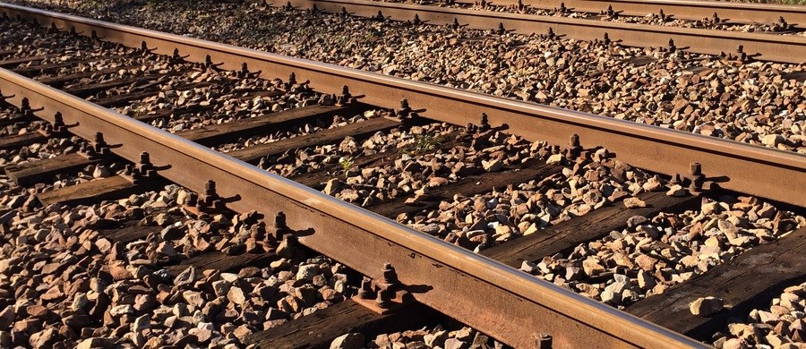 Pomorskie: Śmiertelny wypadek na strzeżonym przejeździe kolejowym