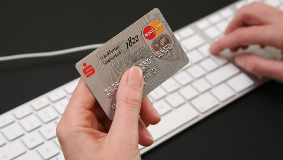 Polacy bez gotówki. Coraz częściej płacimy kartą