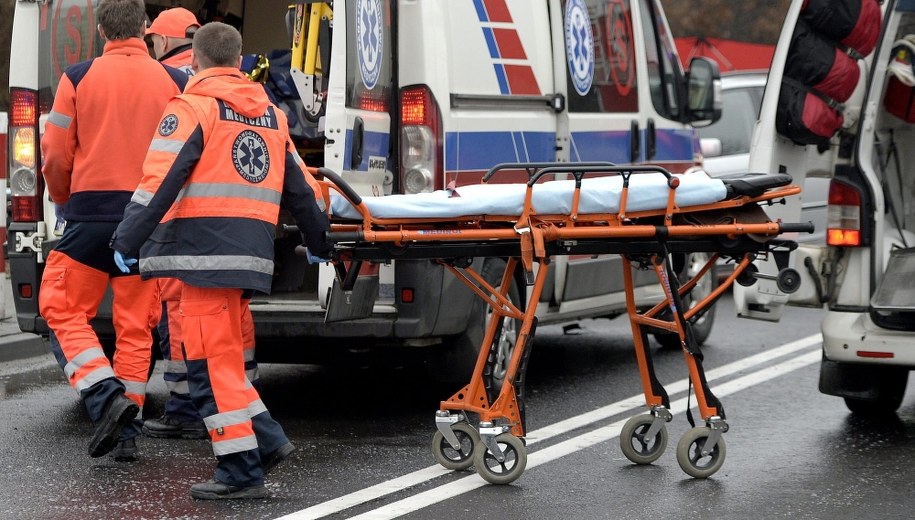 Pracownica doznała udaru. Szef wywiózł ją poza zakład i wezwał policję do… pijanej kobiety