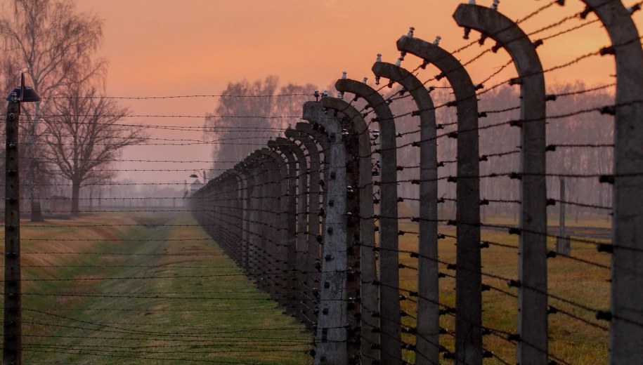 "Polska dla Polaków" na drzwiach włoskiego przewodnika po Auschwitz