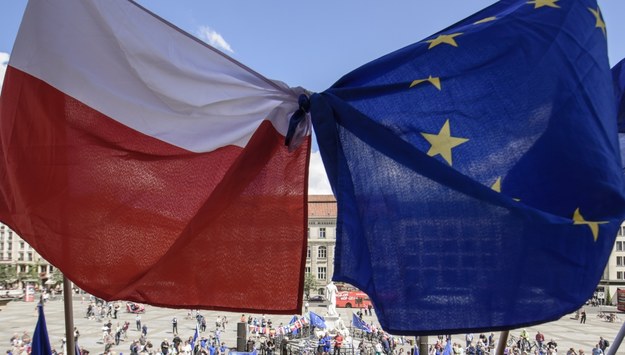 Bruksela będzie mogła wstrzymywać wypłaty i zawieszać projekty. "Warunki skrojone pod Polskę"