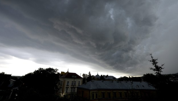 Silne burze i opady gradu. Ostrzeżenia dla 11 województw