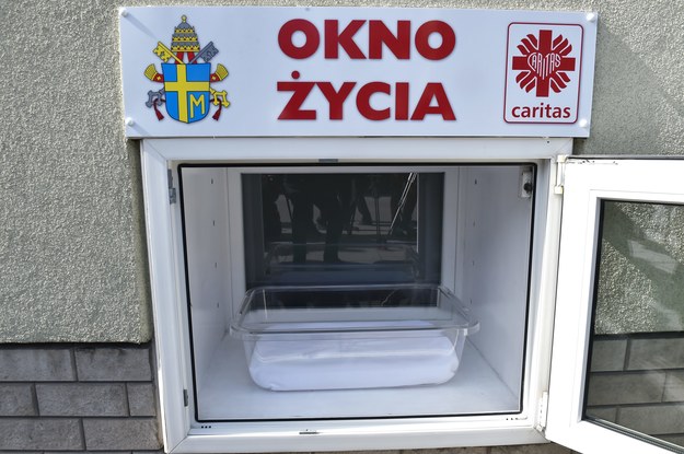 Warszawa: Ktoś zostawił niemowlę w "oknie życia". "Kubuś ma wszystkie szczepienia"