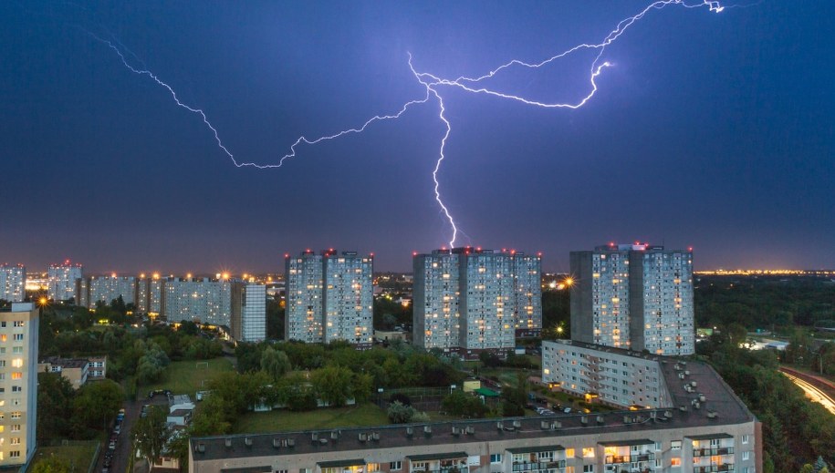 Burze z gradem nad Polską. IMGW wydało ostrzeżenia