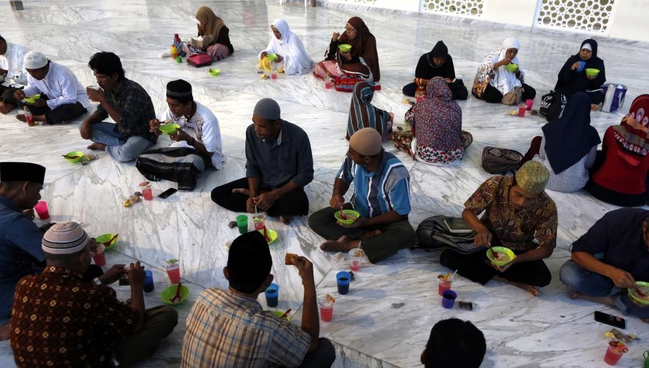 Rozpoczyna się ramadan, muzułmański miesiąc postu i bankietów
