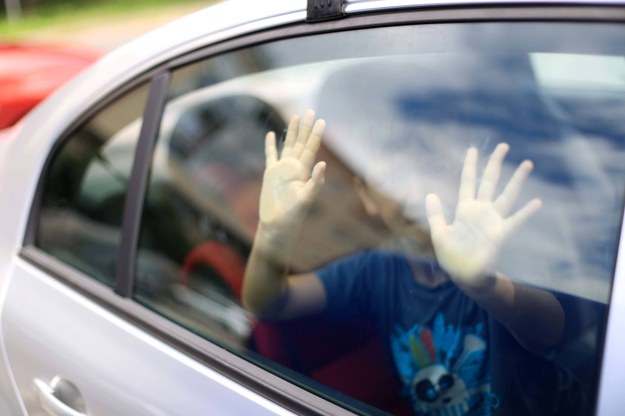 Aplikacja i specjalna opaska. Jak zapobiegać tragediom dzieci zostawianych w samochodach?