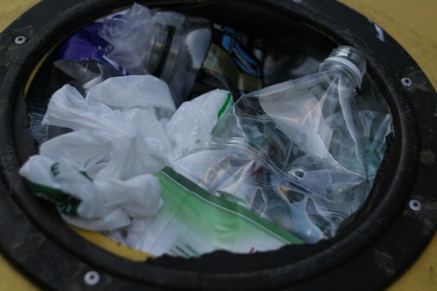 Sejm znowelizował ustawę o odpadach. Kaucje mają zabezpieczać gminy przed porzucaniem śmieci