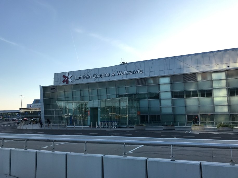 Problem z wylotem polskich turystów do Albanii. Od rana czekają na lotnisku Chopina