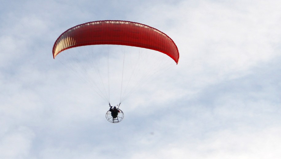 Wypadek paralotniarza w Starym Kraszewie. Spadł na ziemię z wysokości 10 metrów