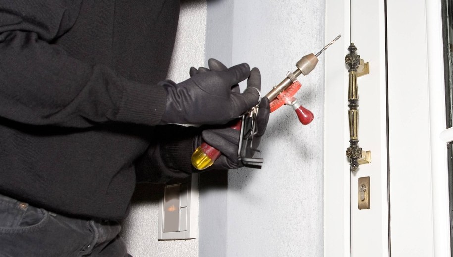 Włamali się do tego samego domu dwa razy w ciągu dnia. Nastolatkowie zatrzymani